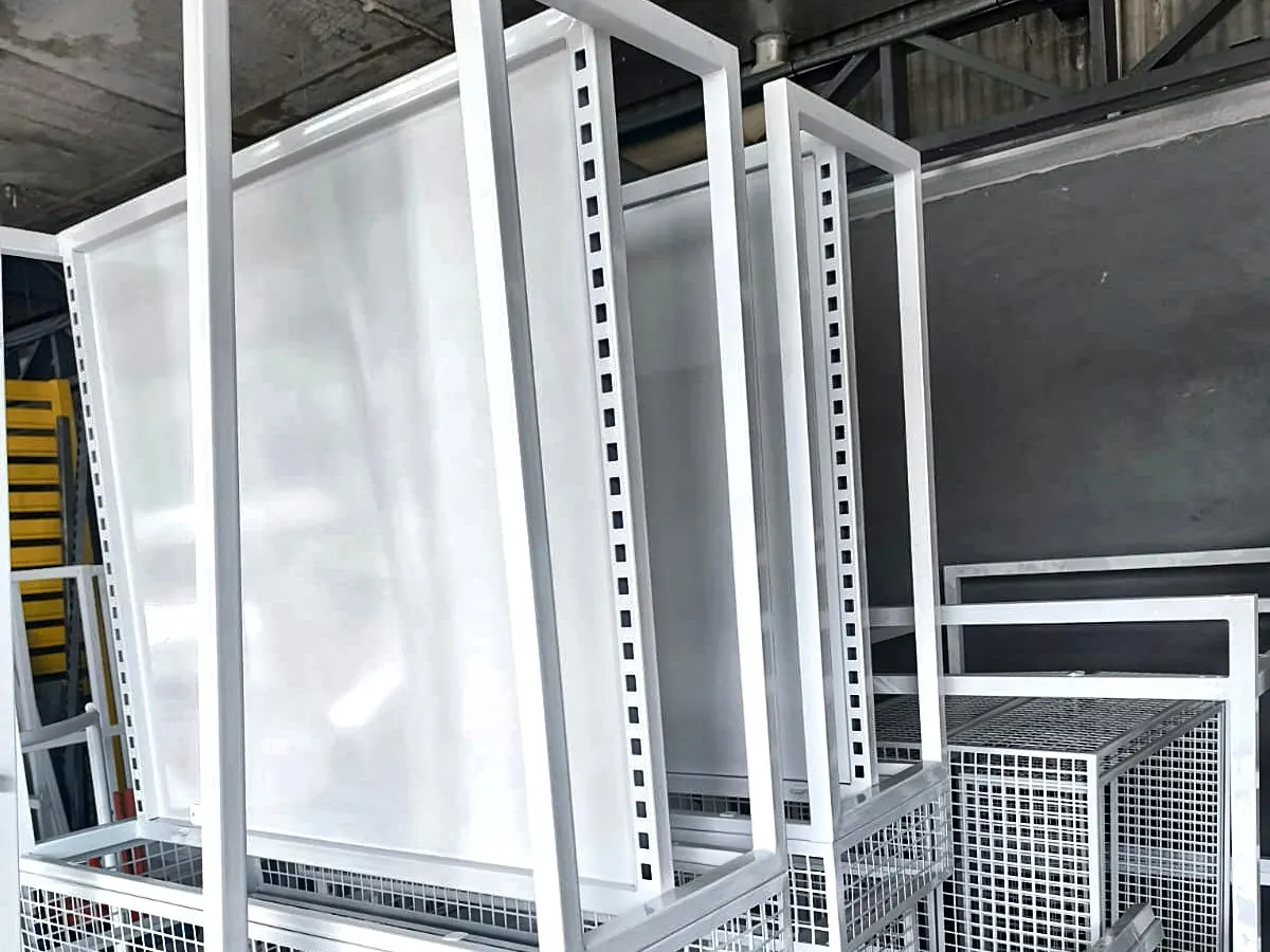Expositores aramados pintados com tinta em pó branca