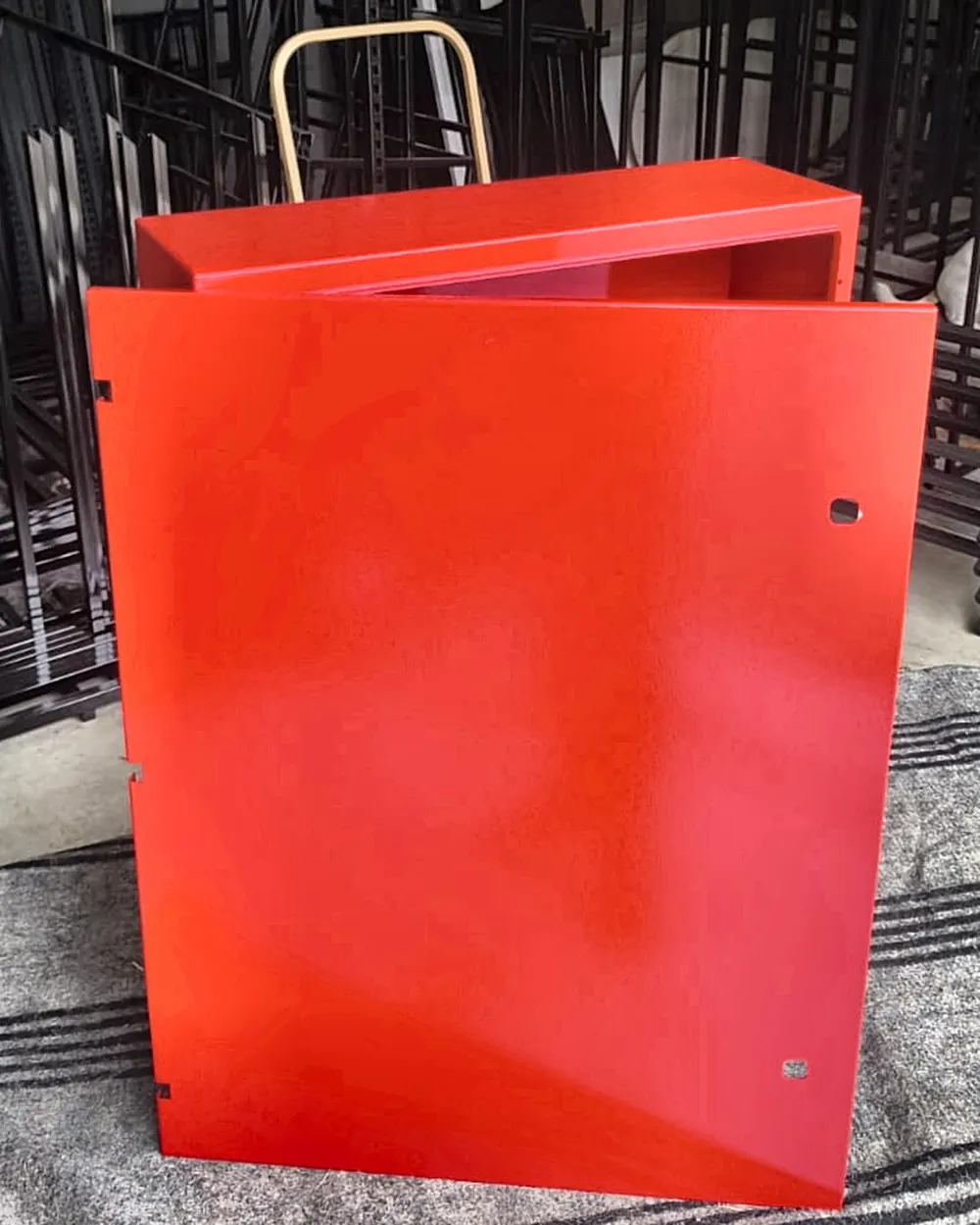 Gabinete metálico em vermelho brilho