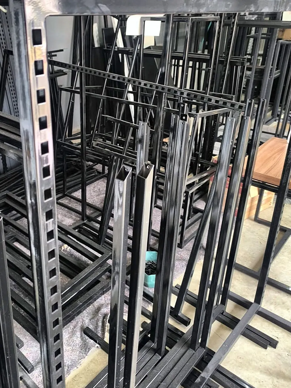 Estruturas para mobiliário em preto brilhante